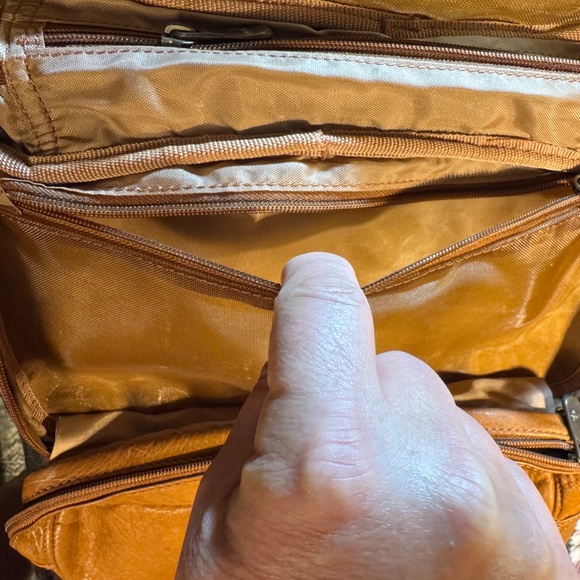 REDHEAD Men’s Soft Zip-around Caramel Colored Leather Toiletry Bag - Pre-owned - Picture 7 of 15